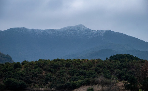 山峰雪頂
