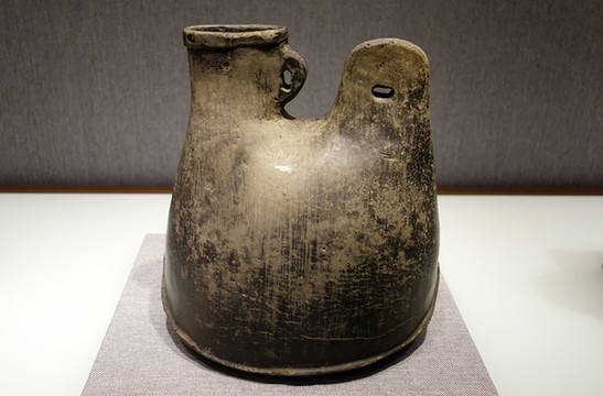 遼代黑陶雙孔雞冠壺