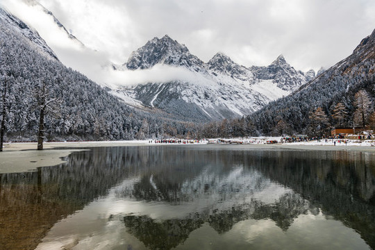 雪山倒影攝影圖