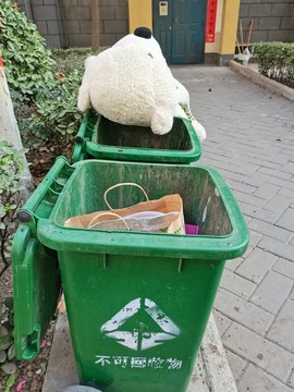 垃圾桶與大熊