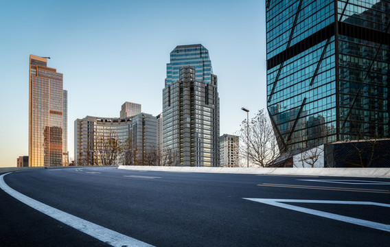 公路彎道和金融區(qū)建筑