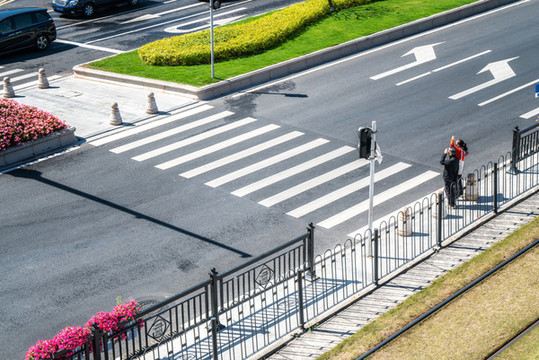 城市道路斑馬線和綠化帶