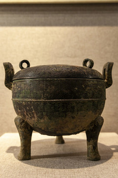 戰(zhàn)國(guó)蟠虺紋三環(huán)鈕銅蓋鼎