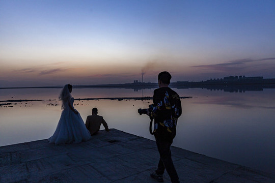 鹽湖夕陽拍婚紗照