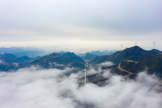 航拍湖南湘西羊峰山風(fēng)力發(fā)電機(jī)組