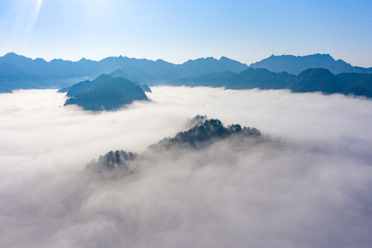 航拍山間云海上的風(fēng)光