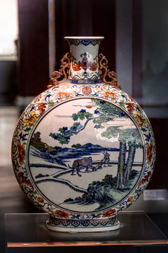清代乾隆款斗彩農(nóng)耕圖扁壺