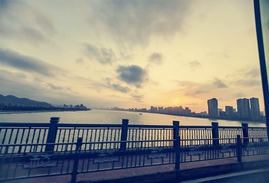 錢(qián)塘江日出