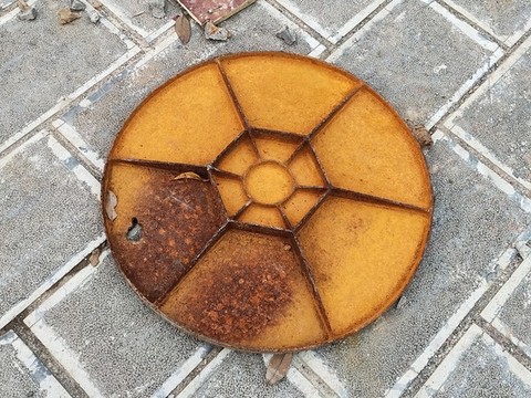 生銹的井蓋