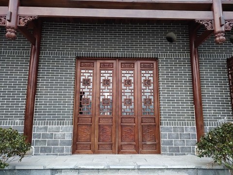 古城雕花木門(mén)