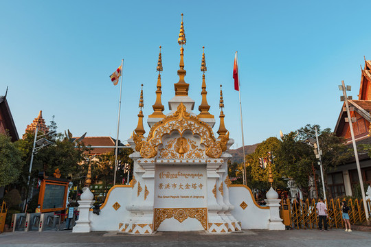 西雙版納大金塔大門風(fēng)光