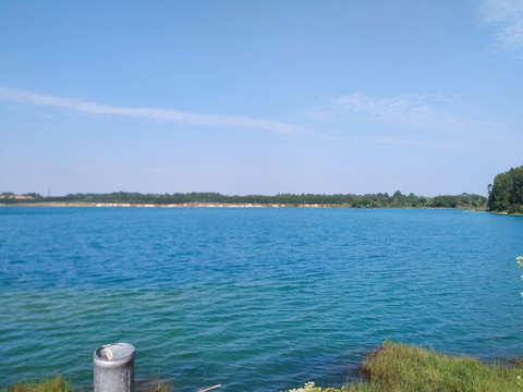 藍(lán)天湖泊