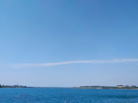 藍(lán)天湖泊