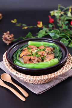 冬菇滑雞煲仔飯