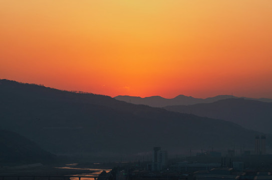 黃昏下的群山晚霞