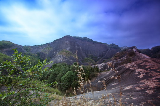 山嶺春色
