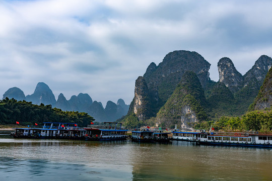 廣西桂林山水陽(yáng)朔興坪漓江風(fēng)光