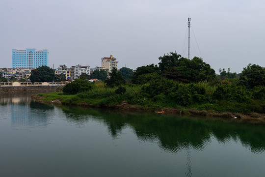 廣西東興國(guó)門(mén)景區(qū)北侖河兩岸