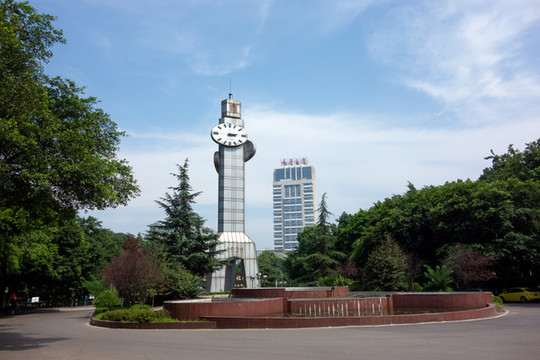 重慶大學(xué)鐘塔廣場風(fēng)光