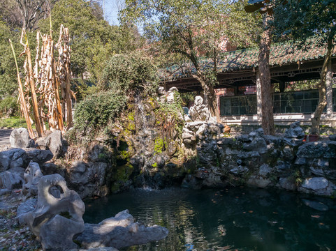 假山水池