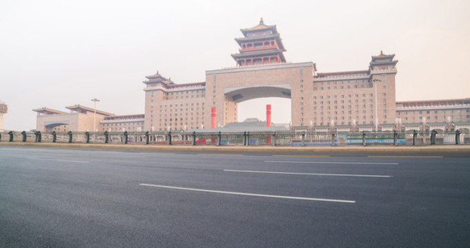 北京火車站西站和寬闊的柏油馬路