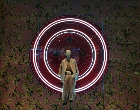 女裝店櫥窗裝潢設(shè)計