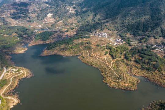 航拍鄉(xiāng)村小鎮(zhèn)湖泊和田園風光