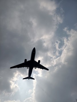 仰拍飛機