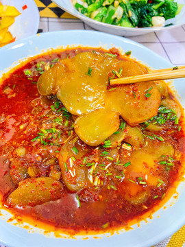 夾起一片榨菜