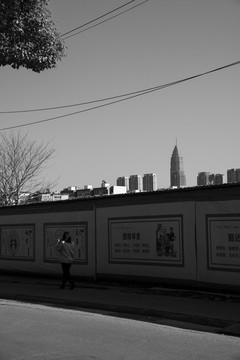圍墻外