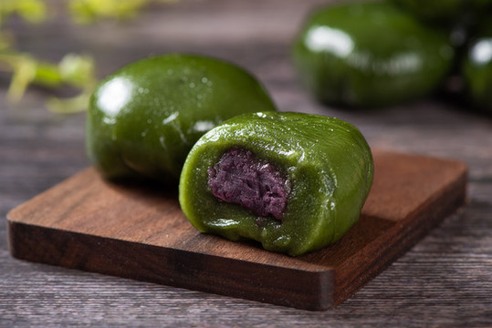 清明節(jié)特色小吃豆沙餡青團(tuán)