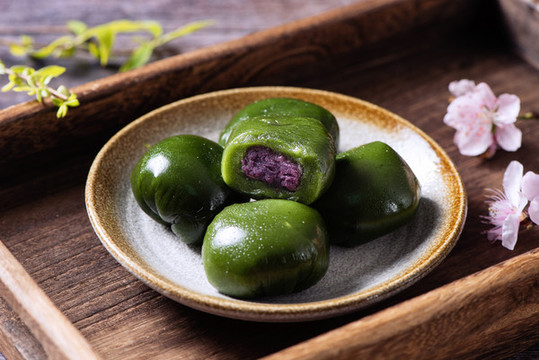 清明節(jié)特色小吃豆沙餡青團(tuán)