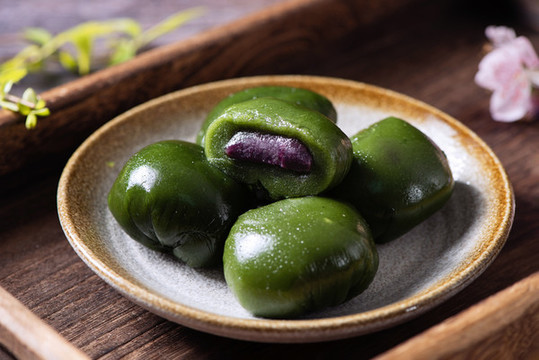 清明節(jié)特色小吃豆沙餡青團