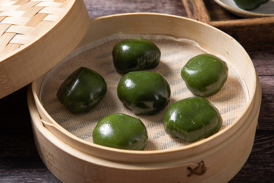 清明節(jié)特色小吃青團(tuán)