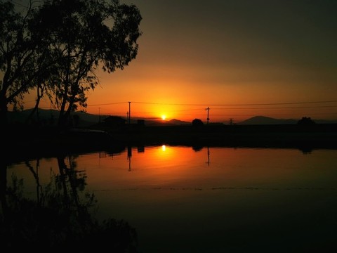 水面夕陽(yáng)倒影山河