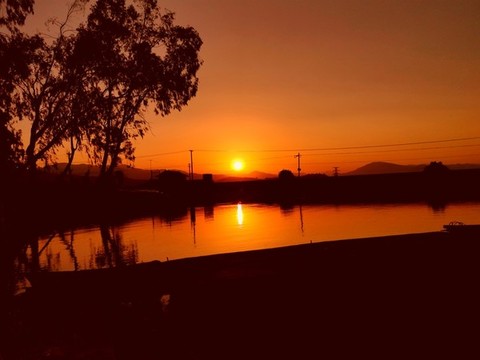 夕陽(yáng)西下的水面