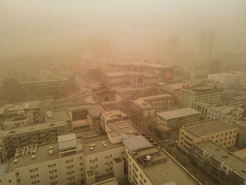 沙塵暴天氣下銀川城市鼓樓