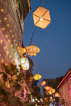 藍(lán)色夜空下的沙灣古鎮(zhèn)燈籠街