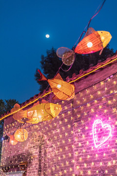 藍(lán)色夜空下的沙灣古鎮(zhèn)燈籠街