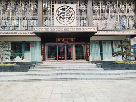 仿古鏤空門窗建筑