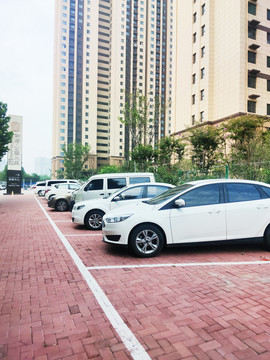 小區(qū)停車位