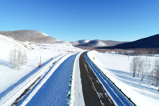 內(nèi)蒙古呼倫貝爾林區(qū)雪原公路