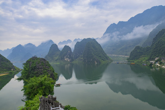 霧繚繞山水風(fēng)景