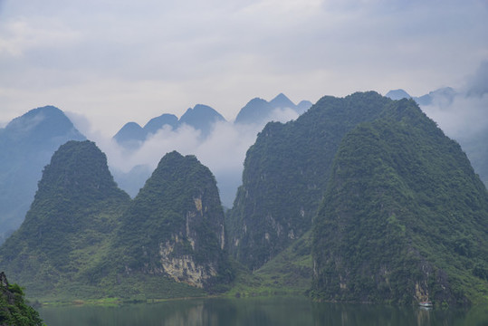 云霧繚繞山水風(fēng)景