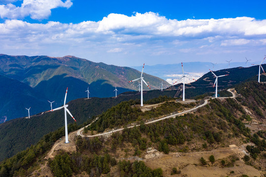 航拍云南大理者磨山風(fēng)力發(fā)電機(jī)組
