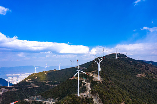 航拍云南大理者磨山風(fēng)力發(fā)電機(jī)組