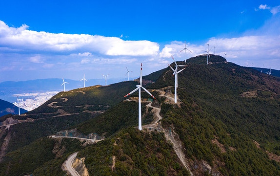 航拍云南大理者磨山風(fēng)力發(fā)電機(jī)組