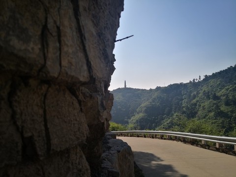 太原崛圍山山路佛塔與石壁