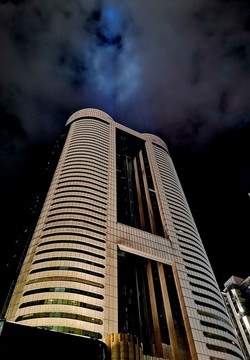 夜晚摩天大樓