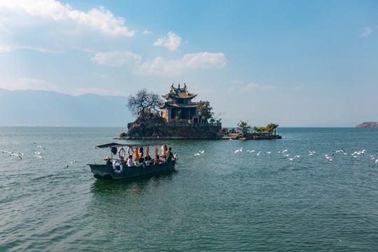 航拍云南大理洱海小普陀島